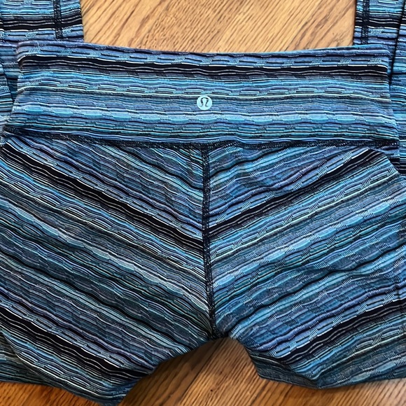 LULULEMON Wunder Under Full Length Leggings, Size 6, blue striped pattern - Picture 4 of 5